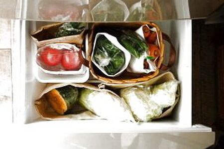 冷蔵庫の野菜室は小分け収納で真上から見やすく★