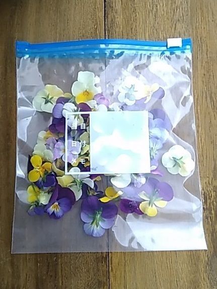 冷凍用保存袋の中にビオラの花を入れます♪