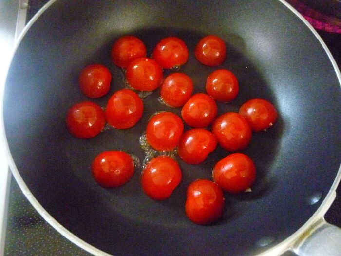 プチトマトを焼く。