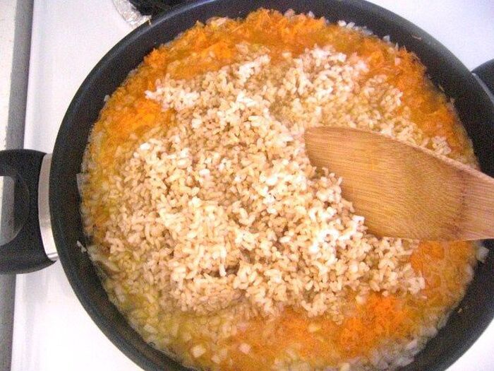 炊いた玄米を入れる。