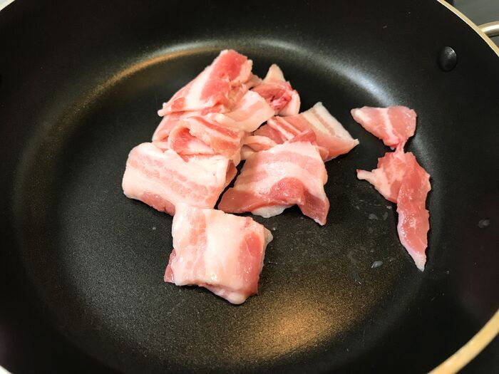 豚ばら肉を炒める