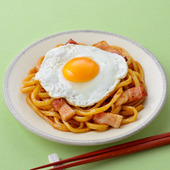 パパッと簡単！焼きうどん♪「ソース焼きうどん（目玉焼きのせ）」