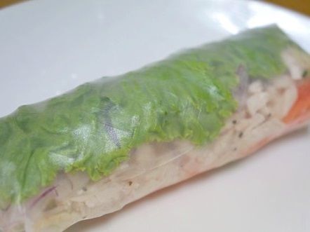 ４．野菜をしっかり巻く。