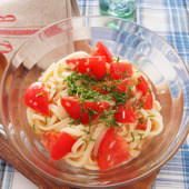 さっぱり食べたい夏うどん、夏ごはん「トマオニサラダうどん」