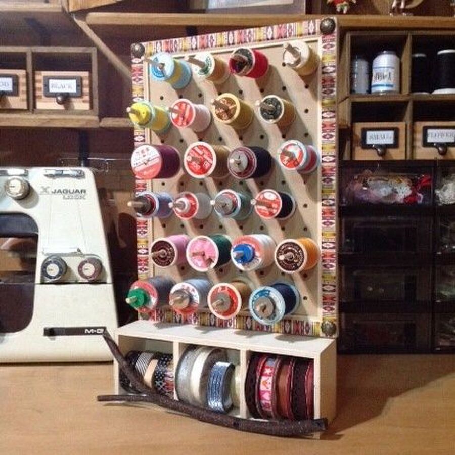 100均有孔ボード 割り箸で糸 テープ収納 アクセサリースタンドにもok 暮らしニスタ 100均有孔ボード 割り箸で糸 テープ収納 アクセサリースタンドにもok 暮らしニスタ