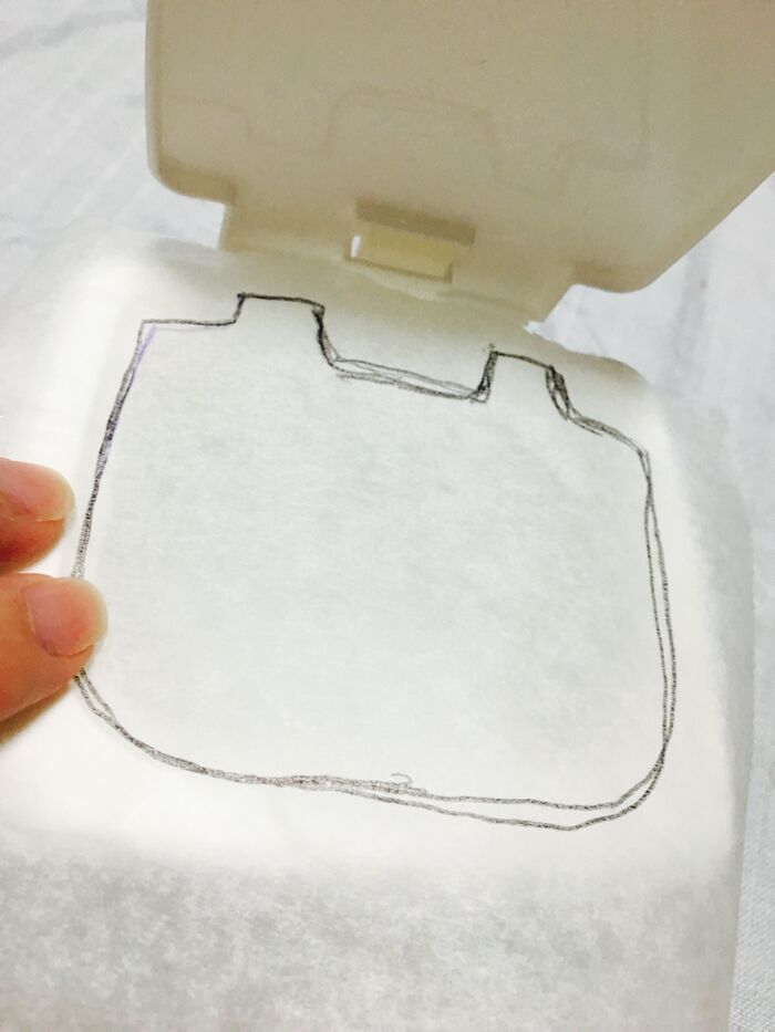 中の穴の形を線でなぞり、カットして型紙にする。