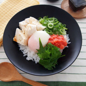 さっぱり食べたい夏ごはん「さっぱり豆腐丼　半熟卵のせ」