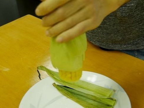 ■簡単に皮をむく方法3.トウモロコシを持ち上げます