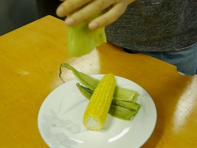 ■簡単に皮をむく方法4.下まで握っていくと皮がむけます
