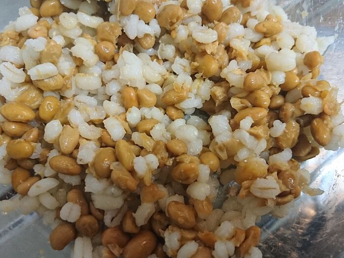 納豆ともち麦を混ぜる。