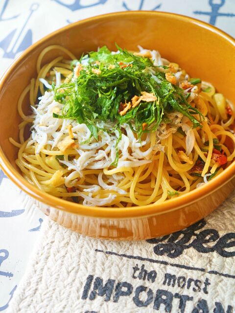 やみつきレシピ しらすと梅しそキュウリのペペロンチーノ 暮らしニスタ