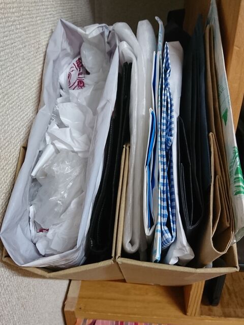 大雑把な人向け収納 レジ袋と洋服買ったときの紙袋は隙間を見つけて収納すべし 暮らしニスタ 大雑把な人向け収納 レジ袋と洋服買ったときの紙袋は隙間を見つけて収納すべし 暮らしニスタ