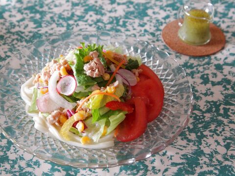 ドレッシングで簡単味付け トマトバジルの具だくさんサラダうどん 暮らしニスタ ドレッシングで簡単味付け トマトバジルの具だくさんサラダうどん 暮らしニスタ