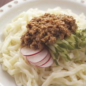 冷たいうどんに手作りの肉みそをかけて☆うどんのジャージャー麺風