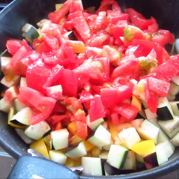 トマトをいれて炒める。