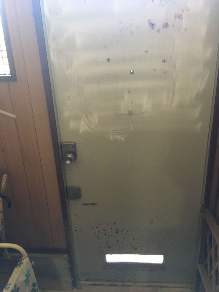 30年間使い古した汚いドアに、壁紙を貼って行きます。