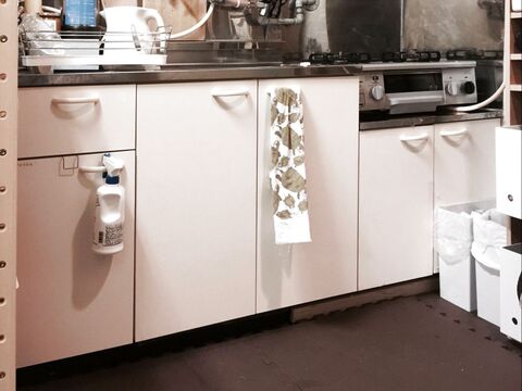 築50年 狭い 古い 台所 キッチン でのレジ袋収納は ポイっと収納で楽ちんに 暮らしニスタ 築50年 狭い 古い 台所 キッチン でのレジ袋収納は ポイっと収納で楽ちんに 暮らしニスタ