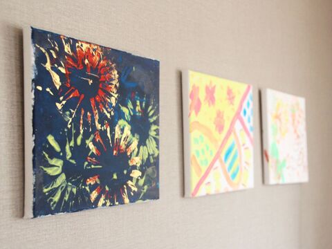 子供の絵をアートに おしゃれに飾れる100円アイテム 暮らしニスタ