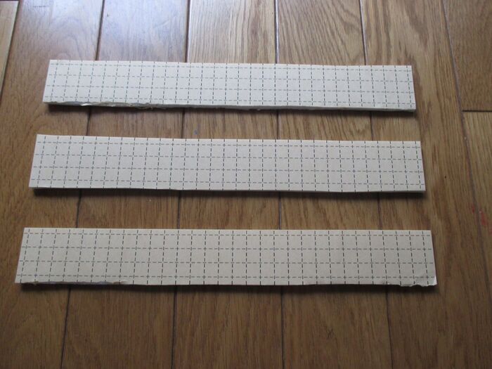 ③工作パネルを4×30cmにカットして、それを３本作る。
