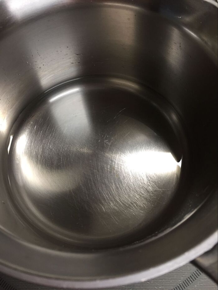 ブロッコリーが自立する鍋に水を2センチ位いれる。