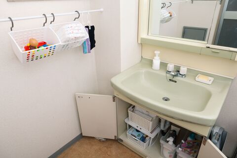 コジマジックの100均収納術 洗面所のすき間を有効活用する方法 暮らしニスタ コジマジックの100均収納術 洗面所のすき間を有効活用する方法 暮らしニスタ