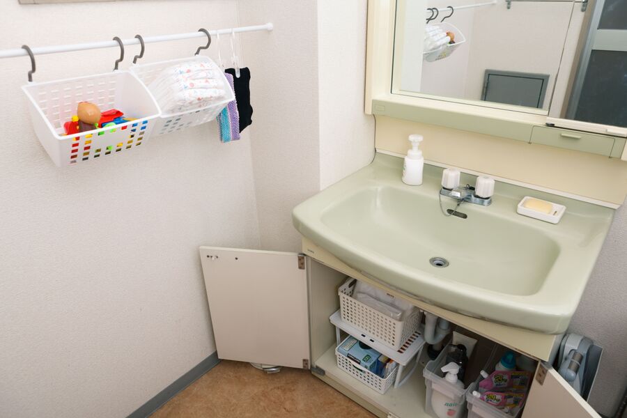 コジマジックの100均収納術 洗面所のすき間を有効活用する方法 暮らしニスタ