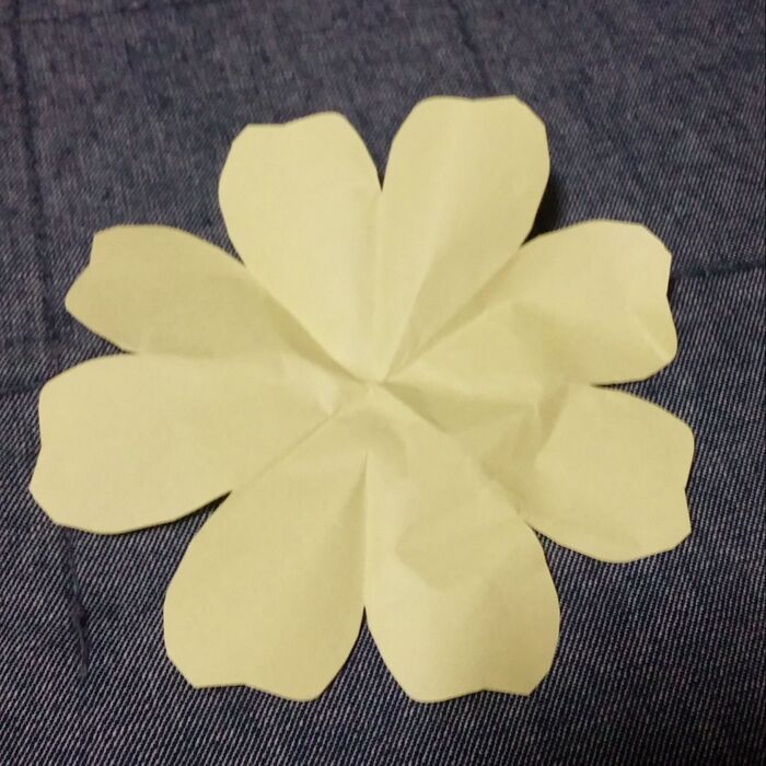 折り紙を花の形にカット