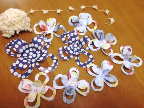 折り紙を四つ折りにして切るだけ お花のかんむり 暮らしニスタ 折り紙を四つ折りにして切るだけ お花のかんむり 暮らしニスタ