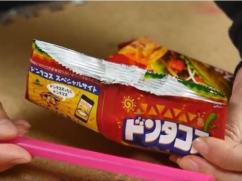 ■裏技①食べかけお菓子の袋は、ストローでこう閉じる！3