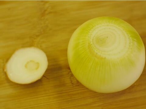 おばあちゃんの豆知識 玉ねぎの皮を剥きやすくする方法 暮らしニスタ おばあちゃんの豆知識 玉ねぎの皮を剥きやすくする方法 暮らしニスタ