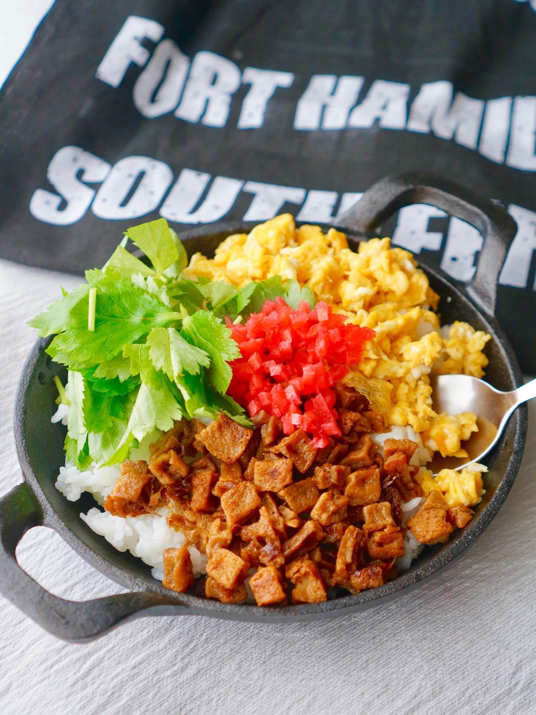 厚揚げそぼろの4色丼
