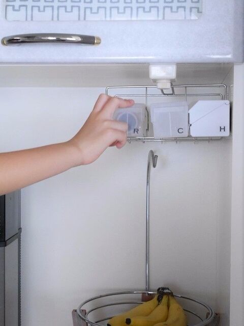 ラップは吊り下げラックでワンアクション収納 自分好みにひと手間加えてアレンジ 暮らしニスタ ラップは吊り下げラックでワンアクション収納 自分好みにひと手間加えてアレンジ 暮らしニスタ