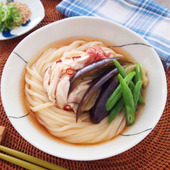 暑い日にうれしい！冷たいうどん「冷やし鶏なすうどん」
