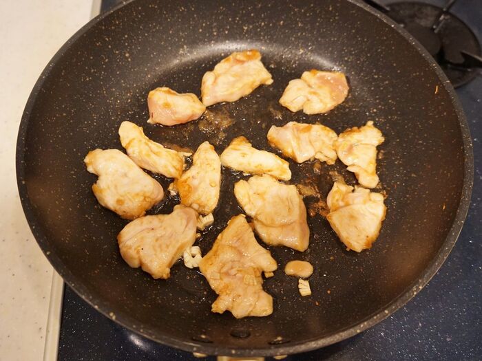 鶏むね肉を炒めます。
