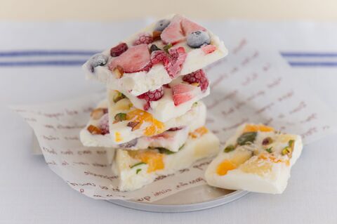 可愛くってヘルシー 話題の ヨーグルトバーク を簡単レシピで作っちゃおう 暮らしニスタ