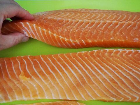 コストコ サーモンフィレを美味しく使い切る 切り方 保存方法 レシピを紹介します 暮らしニスタ