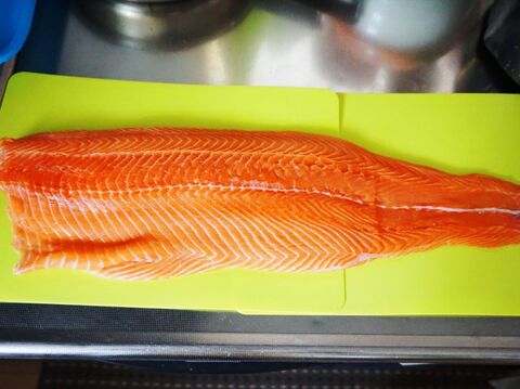 コストコ サーモンフィレを美味しく使い切る 切り方 保存方法 レシピを紹介します 暮らしニスタ