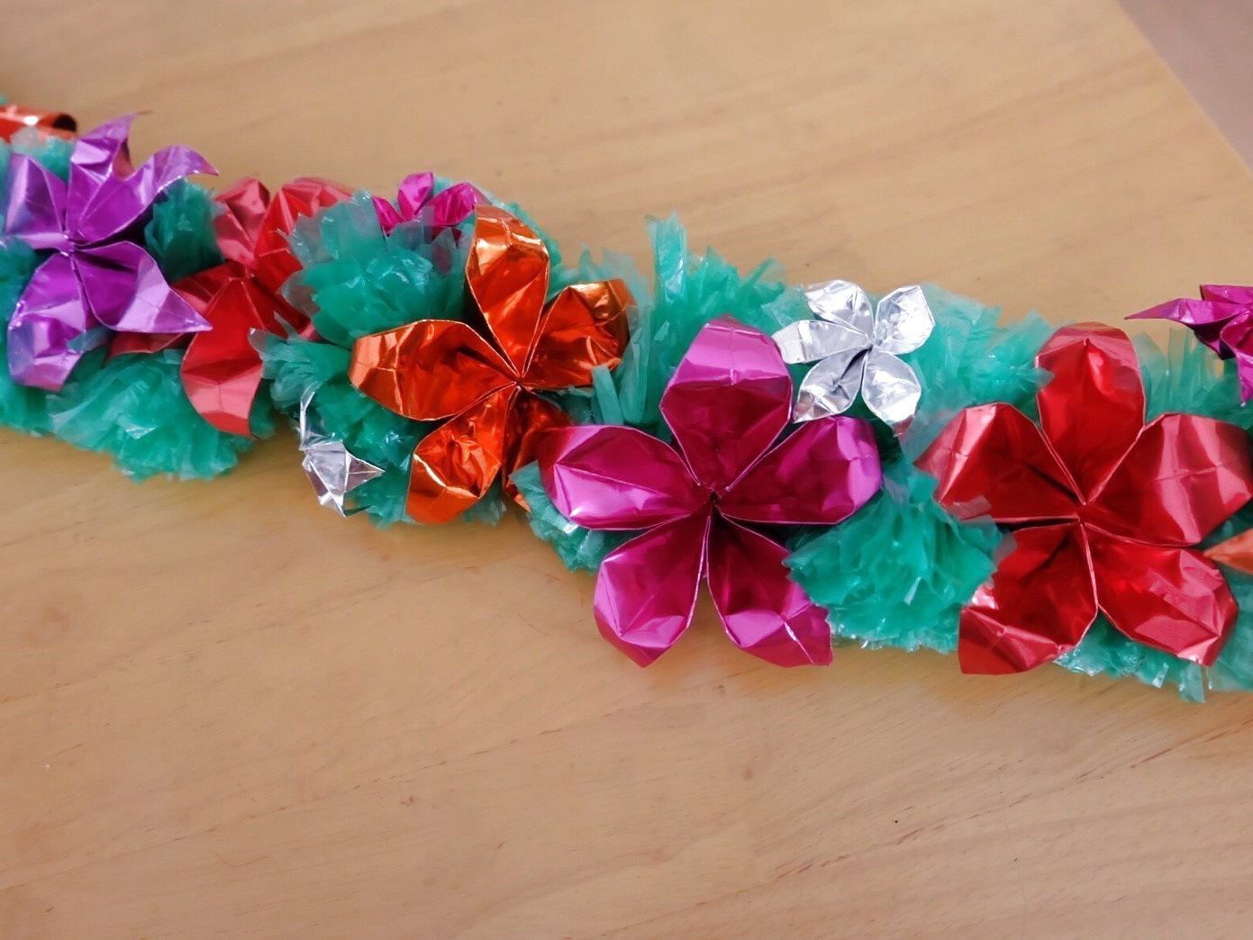 スズランテープとキラキラ折り紙で作るモアナ風 花かんむり 暮らしニスタ