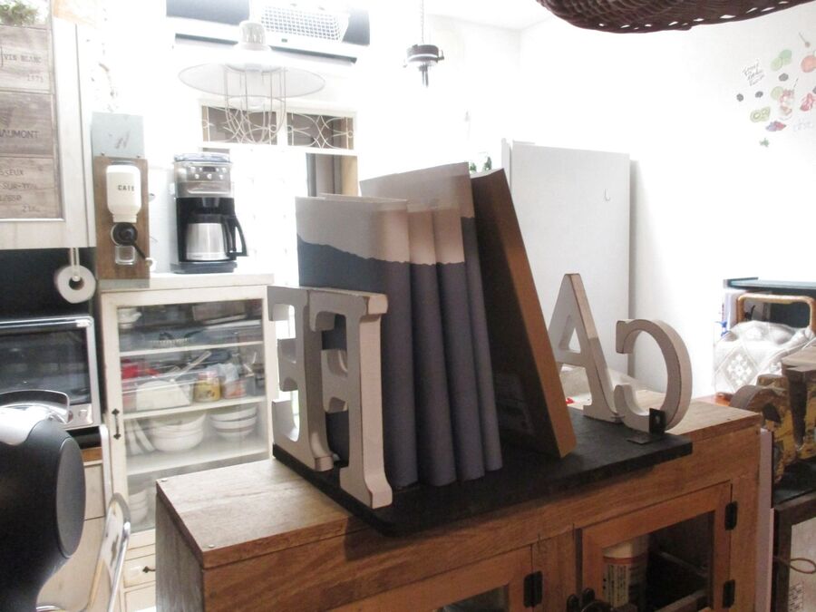 100均まな板で おしゃれなブックスタンド 暮らしニスタ