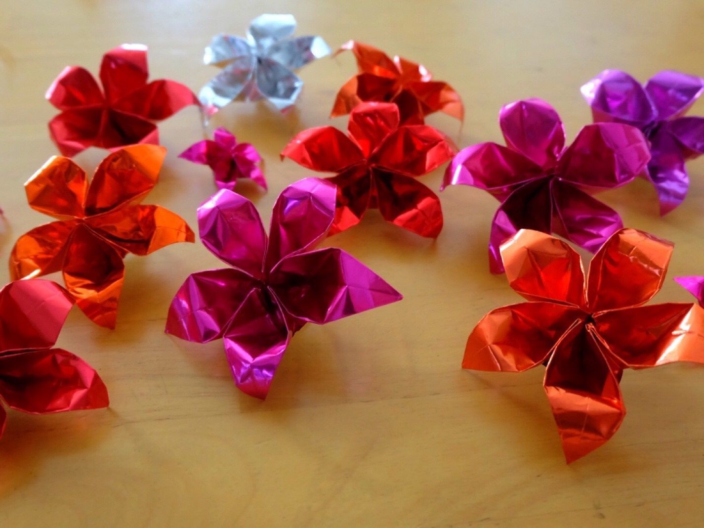 スズランテープとキラキラ折り紙で作るモアナ風 花かんむり 暮らしニスタ