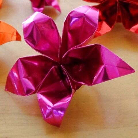 スズランテープとキラキラ折り紙で作るモアナ風 花かんむり 暮らしニスタ
