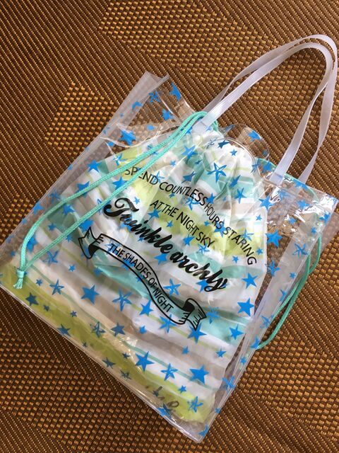 ダイソーのビニールバッグをアレンジしてプールバッグに 暮らしニスタ ダイソーのビニールバッグをアレンジしてプールバッグに 暮らしニスタ