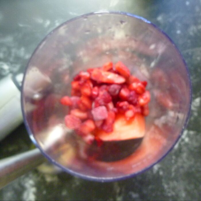 苺とキイチゴのピュレを作る。