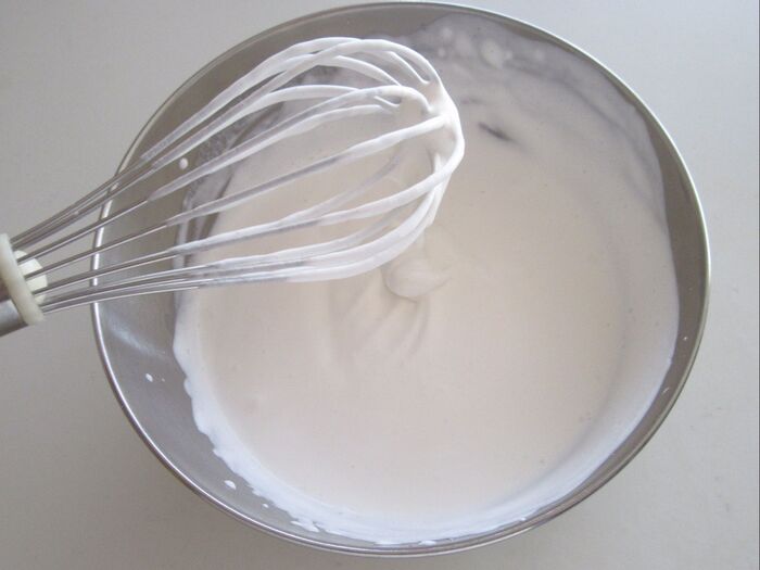 豆乳ホイップクリームを泡立てる。