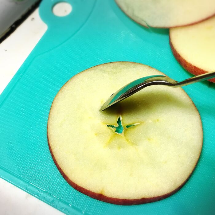 りんごを丸ごとスライス