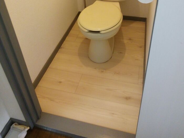 ちなみに、トイレの床は壁紙屋本舗さんの木目調クッションシートでリメイクしました。
