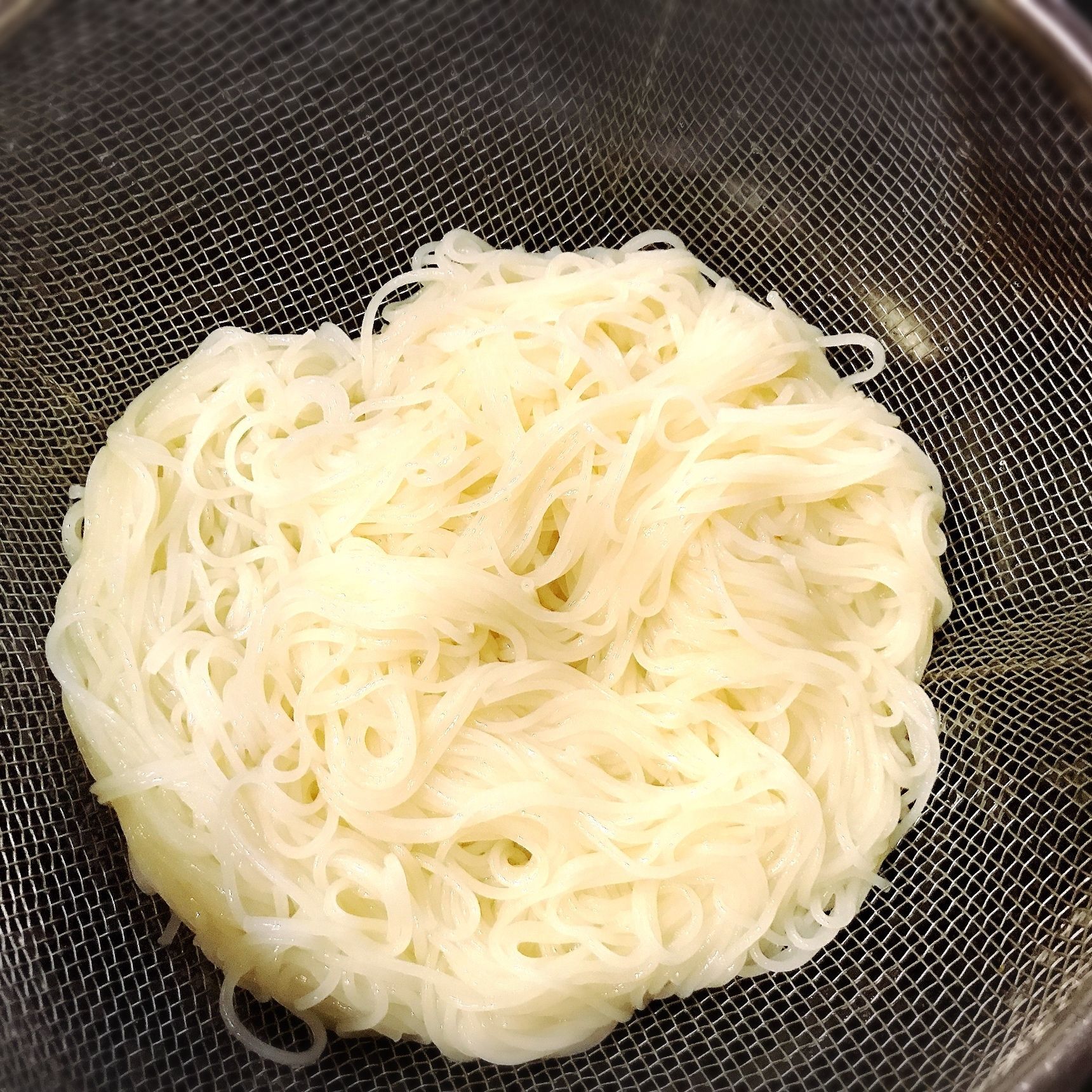 そうめんを茹でます。