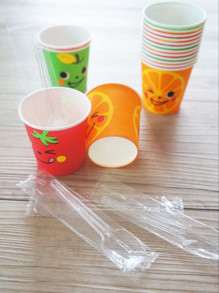 紙コップと透明プラスチックのスプーンが道具。