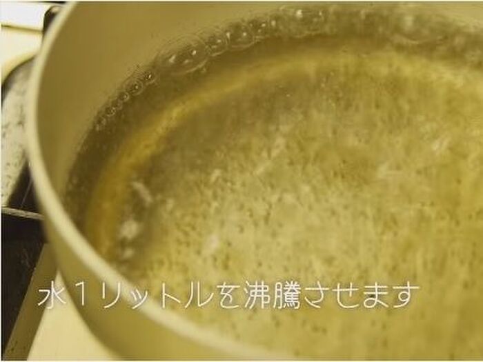 梅シロップの作り方　水を沸騰させます