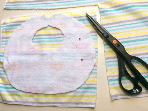 ダイソーの ふんわりプリントタオルで作る リバーシブルのベビースタイ 暮らしニスタ ダイソーの ふんわりプリントタオルで作る リバーシブルのベビースタイ 暮らしニスタ